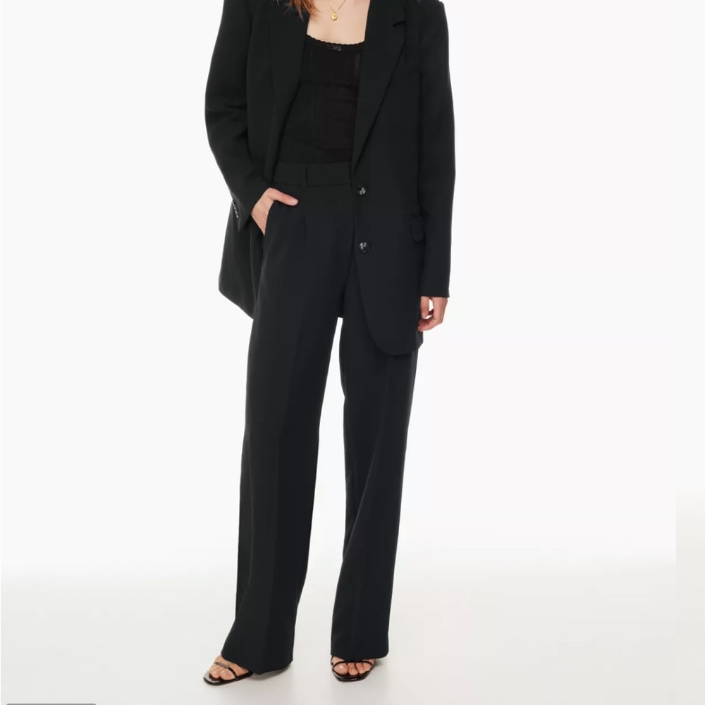 Aritzia Effortless Pant
High-waisted wide-leg pants